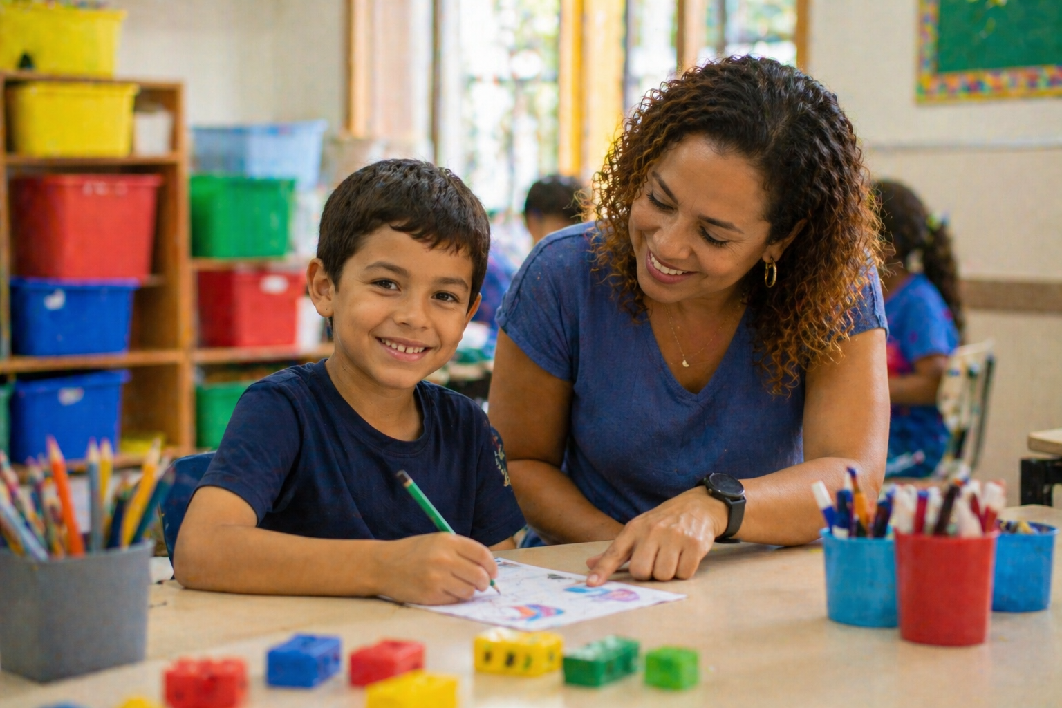 criança autista sorrindo em sala de aula inclusiva com professora ao lado — Direitos da Mãe