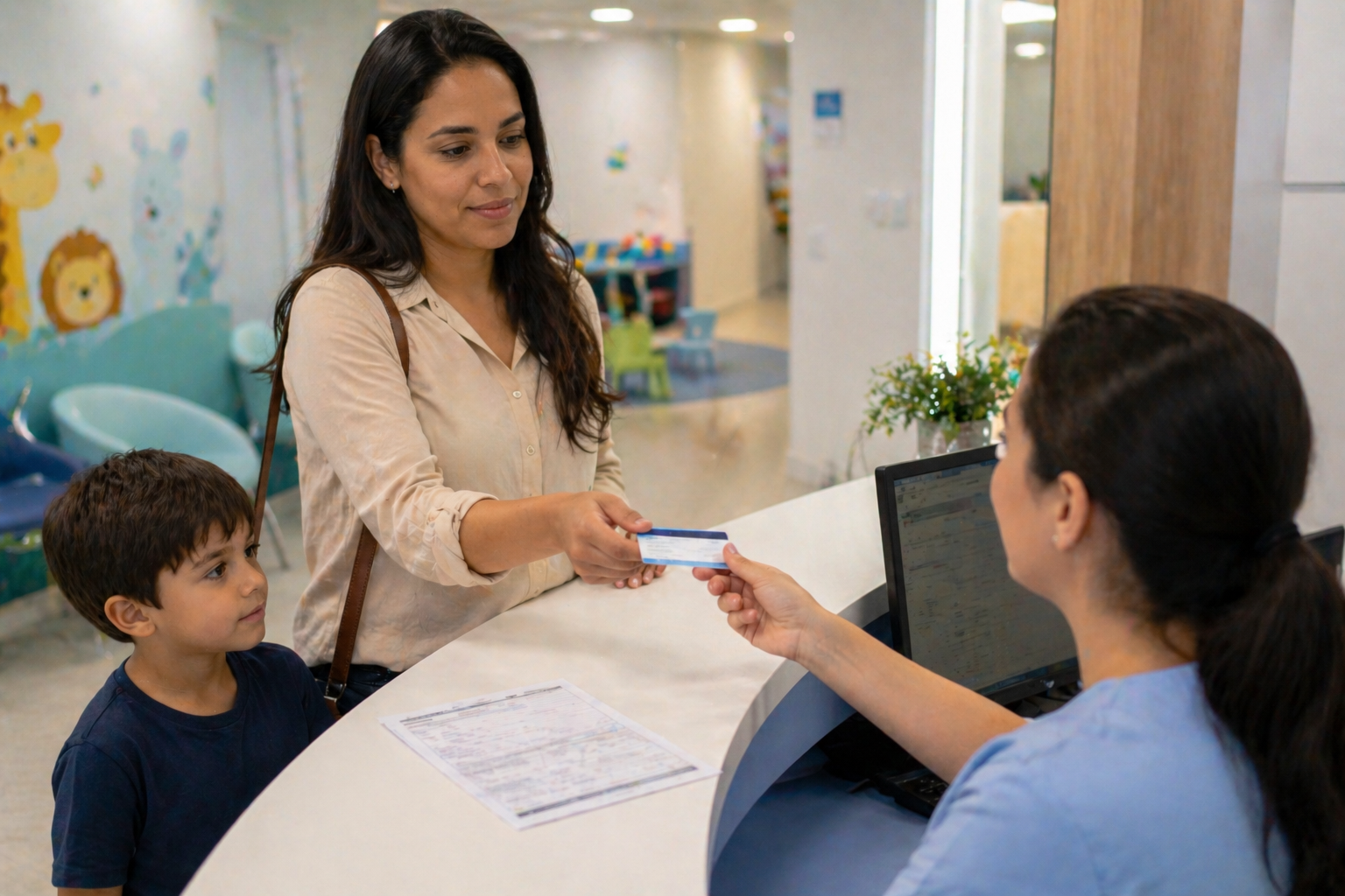 plano de saúde filho autista: mãe na recepção de clínica pediátrica entregando carteirinha do plano — Direitos da Mãe