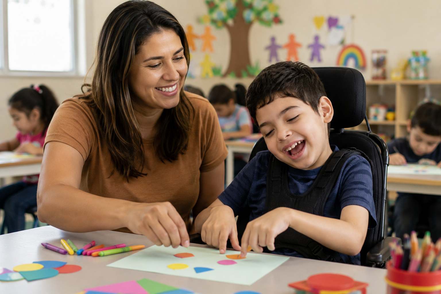 Criança com paralisia cerebral em sala de aula inclusiva